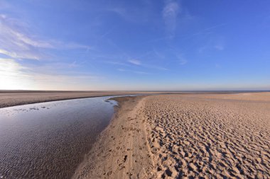Balık gözü objektifinde güneşli bir günde sahil ve deniz kıyısı. Bahar.