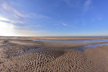 Güneşli bir günde deniz kıyısı alçak akıntıda. Yaz.