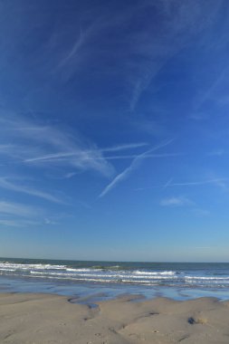 Bulutlar ve mavi gökyüzünde uçak izleri. Bahar.