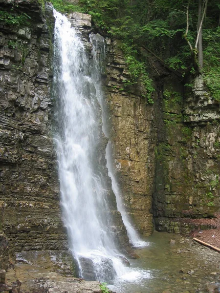 Panorama Uma Cachoeira Localizada Desfiladeiro Montanha Cercado Por Desfiladeiro Pedra — Fotografia de Stock