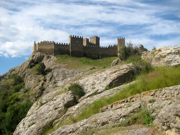 夏の晴れた日に 明るい青空 岩に対する高い防御壁と防御塔に囲まれたジェノヴァ要塞の絵のようなパノラマ スダック クリミア — ストック写真