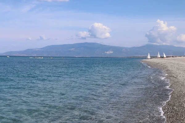 Sıcak Bir Yaz Gününde Deniz Manzarası Berrak Mavi Deniz Açık — Stok fotoğraf