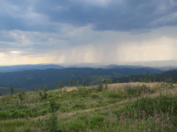 Panorama Munților Carpați Acoperită Ploaie Cerul Nori Întunecați Fulgere Panta — Fotografie, imagine de stoc