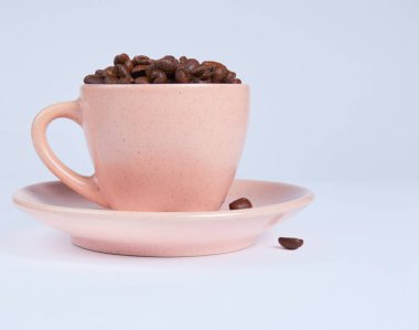 Beyaz arka planda kahve çekirdekleri.