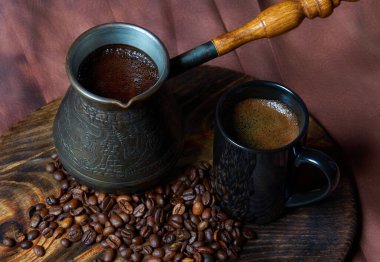 Kırmızı zemin üzerinde kahve olan Türk ve fincan.