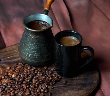 Kırmızı zemin üzerinde kahve olan Türk ve fincan.