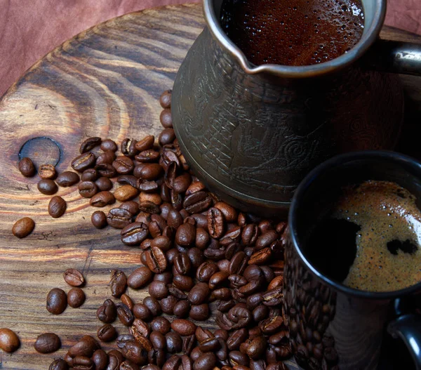 Türke Und Tasse Mit Kaffee Auf Rotem Hintergrund — Stockfoto