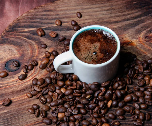 Witte Beker Met Koffie Met Koffiebonen — Stockfoto