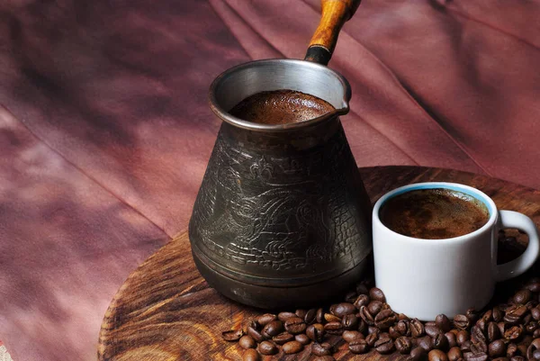 Kaffee Cezve Und Weiße Tasse Auf Rotem Hintergrund — Stockfoto