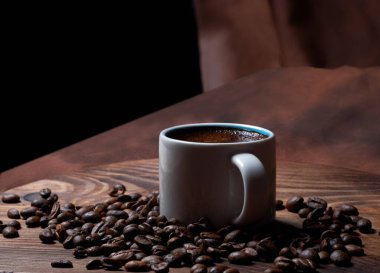 Kahve ve tahıllı beyaz fincan.