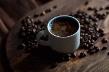 Kahve ve tahıllı beyaz fincan.