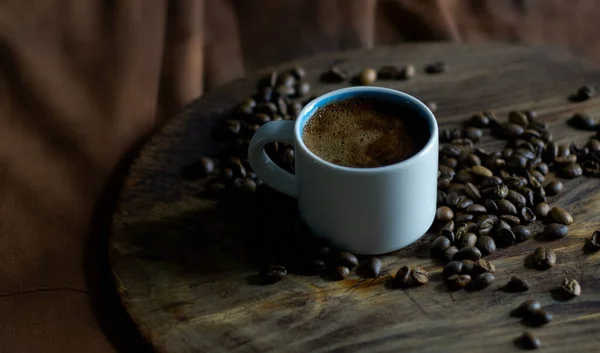 Weiße Tasse Mit Kaffee Und Kaffeekörnern — Stockfoto