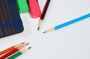 Beyaz Arkaplanda Çok Renkli Kalemler