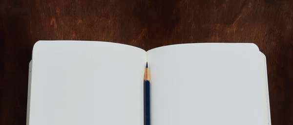 Pensil Warna Warni Atas Meja Kayu — Stok Foto