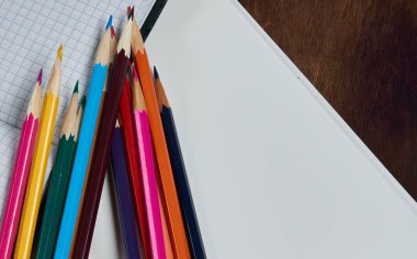  Ahşap bir masada çok renkli kalemler.