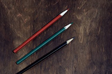  Ahşap bir masada çok renkli kalemler.