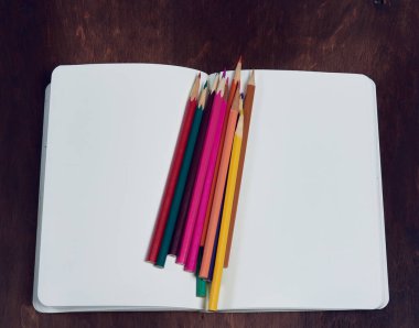  Ahşap bir masada çok renkli kalemler.