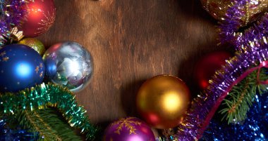  Tahta bir masanın üzerindeki ağaç için süslemeler.