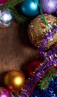  Tahta bir masanın üzerindeki ağaç için süslemeler.