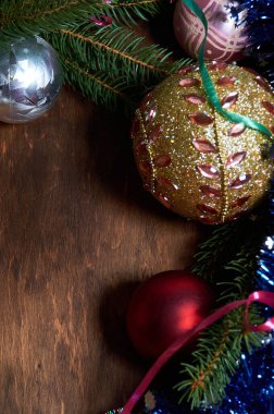 Tahta bir masanın üzerindeki ağaç için süslemeler.