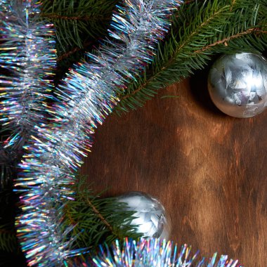 Tahta bir masanın üzerindeki ağaç için süslemeler.