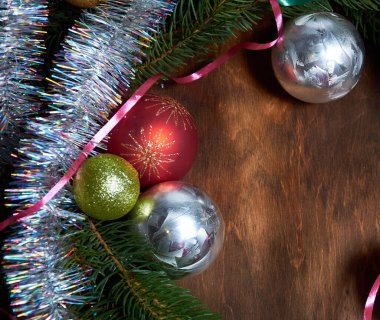 Tahta bir masanın üzerindeki ağaç için süslemeler.