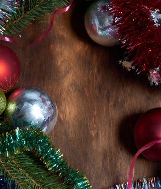 Tahta bir masanın üzerindeki ağaç için süslemeler.