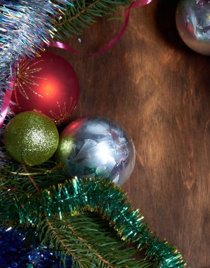 Tahta bir masanın üzerindeki ağaç için Noel süslemeleri.