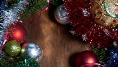 Tahta bir masanın üzerindeki ağaç için Noel süslemeleri.