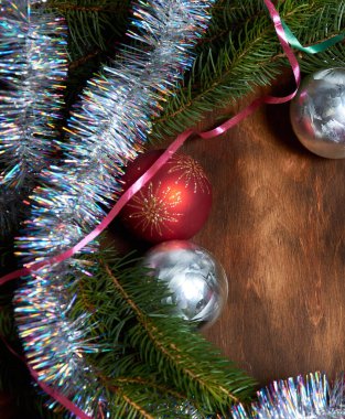 Tahta bir masanın üzerindeki ağaç için Noel süslemeleri.