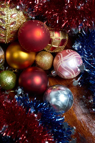 Tahta Bir Masanın Üzerindeki Ağaç Için Noel Süslemeleri — Stok fotoğraf