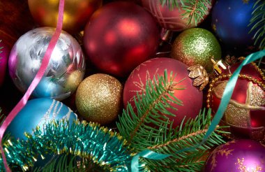Tahta bir masanın üzerindeki ağaç için Noel süslemeleri.