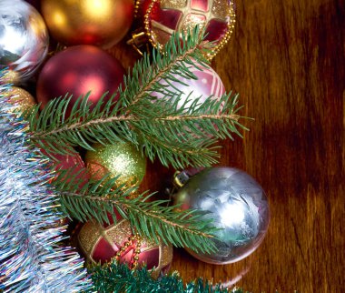 Tahta bir masanın üzerindeki ağaç için Noel süslemeleri.