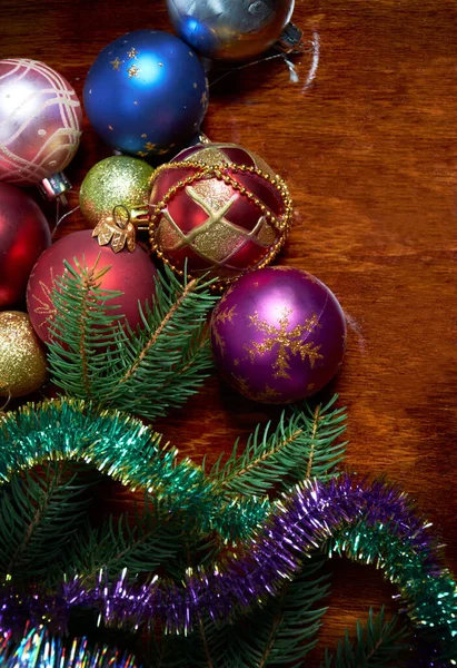 Χριστουγεννιάτικα Στολίδια Για Δέντρο Ξύλινο Τραπέζι — Φωτογραφία Αρχείου