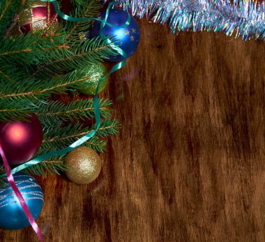 Tahta masadaki bir ağaç için Noel süslemeleri.