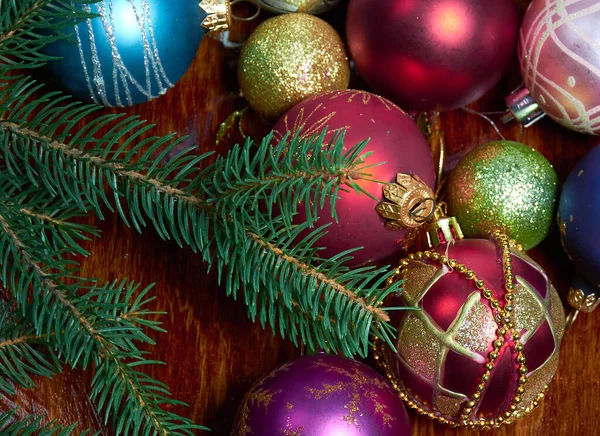 Decorações Natal Uma Árvore Uma Mesa Madeira — Fotografia de Stock
