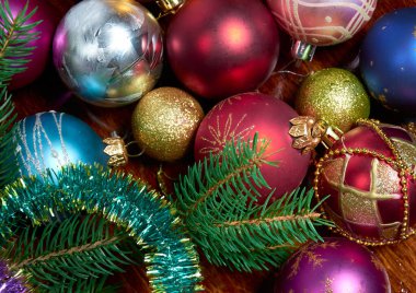 Ahşap masada Noel süslemeleri