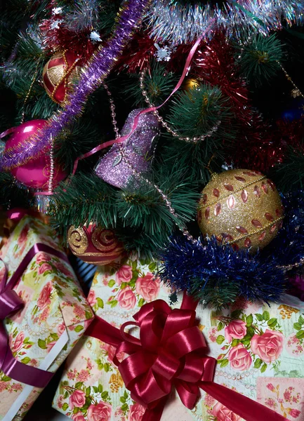 Regalos Navidad Bajo Árbol Sobre Fondo Blanco — Foto de Stock