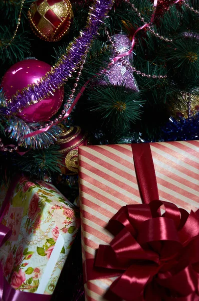 Regalos Navidad Bajo Árbol Sobre Fondo Blanco — Foto de Stock