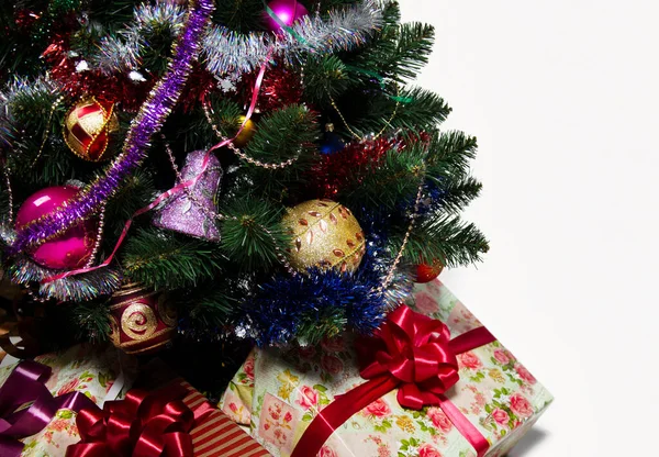 Regalos Navidad Bajo Árbol Sobre Fondo Blanco — Foto de Stock