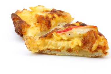 Deniz ürünleri dilim pizza beyaz arka plan üzerinde