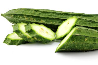 Beyaz zemin üzerine yeşil kabak sebze