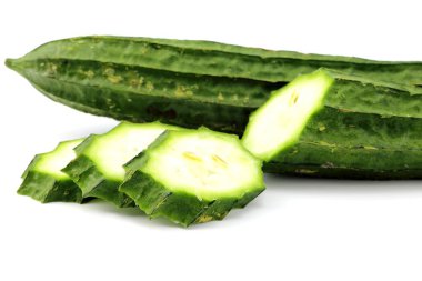 Beyaz zemin üzerine yeşil kabak sebze