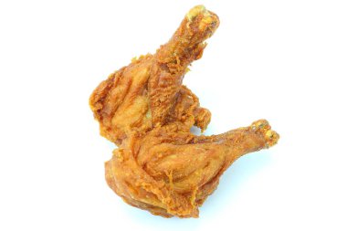 Beyaz arka plan üzerinde kızarmış tavuk suyu.