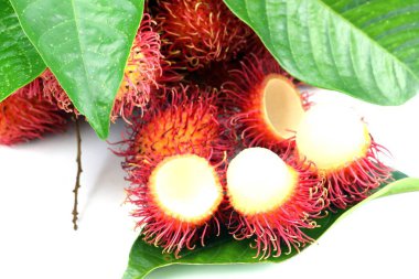 Beyaz arka plan üzerinde Rambutan tatlı meyve