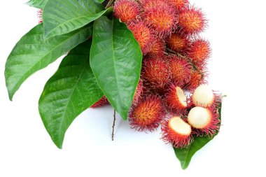 Beyaz arka plan üzerinde Rambutan tatlı meyve