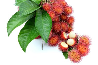 Beyaz arka plan üzerinde Rambutan tatlı meyve