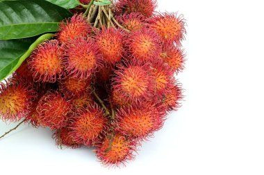 Beyaz arka plan üzerinde Rambutan tatlı meyve