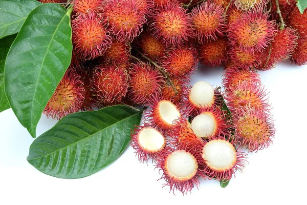Beyaz arka plan üzerinde Rambutan tatlı meyve