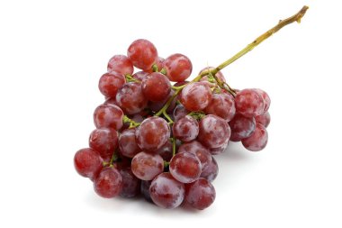Beyaz arka planda kırmızı üzüm meyvesi